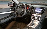 Infiniti G37. Modelo 2009. Imagen interior. Volante. Cuadro de mandos. Palanca de cambios. Navegador.