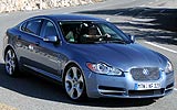 Jaguar XF. Modelo 2009. Imagen. Exterior. Lateral frontal. Coche en movimiento. Carretera. Color Spectrum Blue.