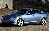 Jaguar XF. Modelo 2009. Imagen. Exterior. Lateral frontal. Coche parado. Carretera. Color Spectrum Blue.