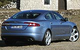 Jaguar XF. Modelo 2009. Imagen. Exterior. Posterior lateral. Coche parado. Carretera. Color Spectrum Blue.