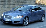 Jaguar XF. Modelo 2009. Imagen. Exterior. Frontal lateral. Coche en movimiento. Carretera. Color Spectrum Blue.