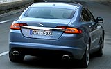 Jaguar XF. Modelo 2009. Imagen. Exterior. Posterior. Coche en movimiento. Carretera. Color Spectrum Blue.