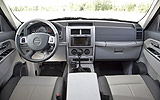 Jeep Cherokee. Modelo 2008. Imagen. Interior. Salpicadero. Volante. Asientos. Palanca de cambios manual.