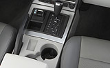 Jeep Cherokee. Modelo 2008. Imagen. Interior. Detalle palanca de cambios autom&aacute;tica. Freno de mano. Posavasos.