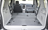 Jeep Cherokee. Modelo 2008. Imagen. Interior. Detalle asientos enrasados al ras del suelo.