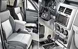 Jeep Cherokee. Modelo 2008. Imagen. Interior. Asientos delanteros. Consola central con navegador. Palanca de cambios autom&aacute;tica.