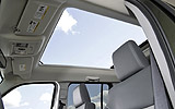 Jeep Cherokee. Modelo 2008. Imagen. Interior. Detalle techo solar.