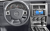 Jeep Cherokee. Modelo 2008. Imagen. Interior. Volante. Palanca de cambios autom&aacute;tica. Navegador. Mandos aire acondicionado.