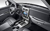 Jeep Cherokee. Modelo 2008. Imagen. Interior. Salpicadero. Volante. Consola central con navegador. Palanca de cambios autom&aacute;tica.