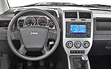 Jeep Compass. Modelo 2007. Imagen. Interior. Salpicadero. Volante. Consola central. Navegador. Palanca de cambios manual. 