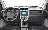 Jeep Compass. Modelo 2007. Imagen. Interior. Salpicadero. Volante. Consola central. Navegador. Palanca de cambios manual. Asientos tapizados en negro.