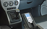 Jeep Compass. Modelo 2007. Imagen. Interior. Detalle palanca de cambios manual. Entrada USB iPod.