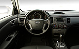 KIA Magentis. Modelo 2009. Imagen interior. Cuadro de mandos. Volante. Consola central.