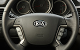 KIA Magentis. Modelo 2009. Imagen interior. Volante. Mandos en el volante. Cuadro de mandos.