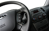 KIA Magentis. Modelo 2009. Imagen interior. Volante. Mandos en el volante. Consola central.