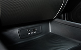 KIA Magentis. Modelo 2009. Imagen interior. Conexiones para fuentes de sonido externas. USB.
