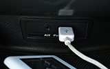 KIA Magentis. Modelo 2009. Imagen interior. Conexi�n para fuente de sonido externa. USB.