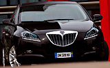 Lancia Delta. Modelo 2008. Imagen. Exterior. Frontal. Coche parado. Carretera. Negro eclissi.