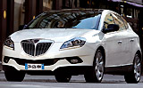 Lancia Delta. Modelo 2008. Imagen. Exterior. Frontal lateral. Coche en movimiento. Carretera. Techo solar el&eacute;ctrico. Color marfil luna piena.