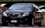 Lancia Delta. Modelo 2008. Imagen. Exterior. Frontal lateral. Coche parado. Carretera. Negro eclissi.