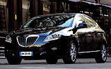 Lancia Delta. Modelo 2008. Imagen. Exterior. Frontal lateral. Coche en parado. Carretera. Llantas aleaci&oacute;n elegant de 17 pulgadas. Negro eclissi.