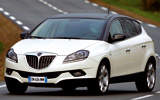 Lancia Delta. Modelo 2008. Imagen. Exterior. Frontal lateral. Movimiento. Carretera. Techo solar el�ctrico. Color marfil luna piena.