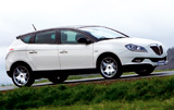 Lancia Delta. Modelo 2008. Imagen. Exterior. Lateral. Movimiento. Carretera. Techo solar el�ctrico. Color marfil luna piena.