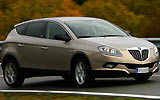 Lancia Delta Oro 1.4 Turbo Jet 150 CV. Modelo 2008. Imagen. Exterior. Lateral frontal. Coche en movimiento. Carretera. 