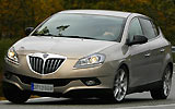 Lancia Delta Oro 1.4 Turbo Jet 150 CV. Modelo 2008. Imagen. Exterior. Frontal lateral. Coche en movimiento. Carretera en curva. 