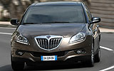 Lancia Delta Executive 1.8 DI Turbo Jet 200 CV. Modelo 2008. Imagen. Exterior. Frontal. Coche en movimiento. Carretera. Gris Tempesta.