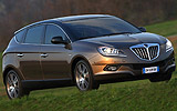 Lancia Delta Executive 1.8 DI Turbo Jet 200 CV. Modelo 2008. Imagen. Exterior. Lateral frontal. Coche en movimiento. Carretera. Gris Tempesta.
