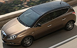 Lancia Delta Executive 1.8 DI Turbo Jet 200 CV. Modelo 2008. Imagen. Exterior. Lateral cenital. Coche en movimiento. Carretera. Gris Tempesta.