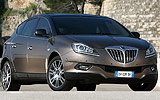 Lancia Delta Executive 1.8 DI Turbo Jet 200 CV. Modelo 2008. Imagen. Exterior. Lateral frontal. Coche parado. Carretera. Llantas aleaci�n �elegant� de 17 pulgadas. Gris Tempesta.