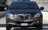 Lancia Delta Executive 1.8 DI Turbo Jet 200 CV. Modelo 2008. Imagen. Exterior. Frontal. Coche parado. Carretera. Gris Tempesta.