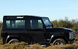 Land Rover Defender 90 SW SVX. Modelo 2008. Imagen. Exterior. Lateral. Coche parado. Carretera. Negro.