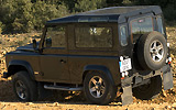 Land Rover Defender 90 SW SVX. Modelo 2008. Imagen. Exterior. Lateral posterior. Coche parado. Carretera. Negro.
