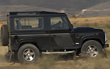 Land Rover Defender 90 SW SVX. Modelo 2008. Imagen. Exterior. Lateral. Coche en movimiento. Carretera. Negro.