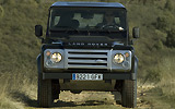 Land Rover Defender 90 SW SVX. Modelo 2008. Imagen. Exterior. Frontal. Coche parado. Carretera. Negro.