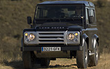 Land Rover Defender 90 SW SVX. Modelo 2008. Imagen. Exterior. Frontal lateral. Coche parado. Carretera. Negro.