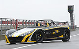 Lotus 2-Eleven. Gama 2008. Imagen. Lateral frontal. Coche parado. Carretera. Biplaza.