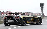 Lotus 2-Eleven. Gama 2008. Imagen. Posterior lateral. Coche parado. Carretera. Biplaza.