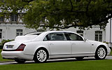 Maybach Landaulet. Modelo 2009. Imagen. Exterior. Posterior lateral. Coche parado. Carretera. Descapotado. Blanco.