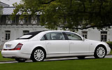 Maybach Landaulet. Modelo 2009. Imagen. Exterior. Posterior lateral. Coche parado. Carretera. Capota de lona. Blanco.