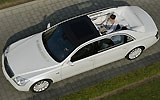 Maybach Landaulet. Modelo 2009. Imagen. Exterior. Cenital. Coche parado. Carretera. Descapotado. Blanco.