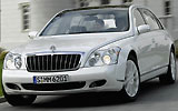 Maybach Landaulet. Modelo 2009. Imagen. Exterior. Frontal lateral. Coche en movimiento. Carretera. Blanco.