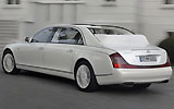 Maybach Landaulet. Modelo 2009. Imagen. Exterior. Lateral posterior. Coche en movimiento. Carretera. Blanco.