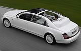 Maybach Landaulet. Modelo 2009. Imagen. Exterior. Lateral posterior cenital. Coche en movimiento. Carretera. Descapotado. Blanco.