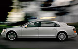Maybach Landaulet. Modelo 2009. Imagen. Exterior. Lateral. Coche en movimiento. Carretera. Blanco.