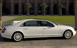 Maybach Landaulet. Modelo 2009. Imagen. Exterior. Lateral. Coche parado. Carretera. Blanco.
