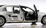 Maybach Landaulet. Modelo 2009. Imagen. Interior. Coche puertas abiertas. Asientos delanteros tapizados en negro. Asientos traseros tapizados en blanco.